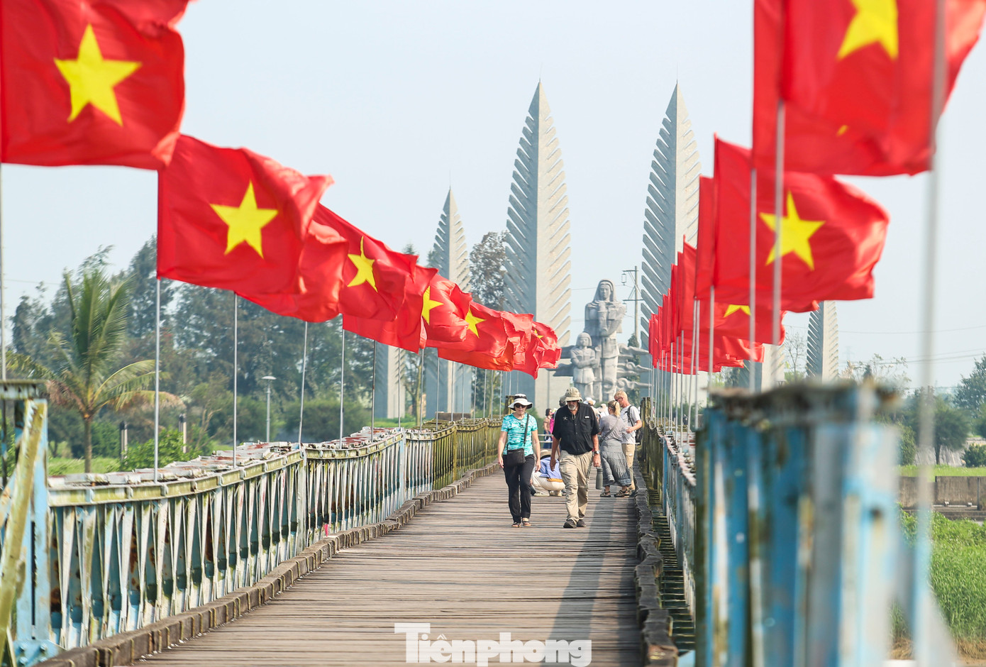 Nằm trên sông Bến Hải, cầu Hiền Lương từng là ranh giới chia cắt hai miền Nam - Bắc suốt hơn 20 năm, trở thành biểu tượng của khát vọng thống nhất đất nước. Ngày nay, nơi đây là điểm đến lịch sử nhắc nhở thế hệ trẻ về sự hy sinh của cha ông để bảo vệ nền độc lập dân tộc. Việc tổ chức Lễ Thượng cờ tại Khu Di tích Quốc gia đặc biệt đôi bờ Hiền Lương - Bến Hải trong khuôn khổ Tiền Phong Marathon 2025 càng làm tăng thêm giá trị tinh thần cho giải đấu. Đây là hành trình tri ân quá khứ, khơi dậy niềm tự hào dân tộc trong mỗi vận động viên tham gia. Nằm trên sông Bến Hải, cầu Hiền Lương từng là ranh giới chia cắt hai miền Nam - Bắc suốt hơn 20 năm, trở thành biểu tượng của khát vọng thống nhất đất nước. Ngày nay, nơi đây là điểm đến lịch sử nhắc nhở thế hệ trẻ về sự hy sinh của cha ông để bảo vệ nền độc lập dân tộc. Việc tổ chức Lễ Thượng cờ tại Khu Di tích Quốc gia đặc biệt đôi bờ Hiền Lương - Bến Hải trong khuôn khổ Tiền Phong Marathon 2025 càng làm tăng thêm giá trị tinh thần cho giải đấu. Đây là hành trình tri ân quá khứ, khơi dậy niềm tự hào dân tộc trong mỗi vận động viên tham gia.