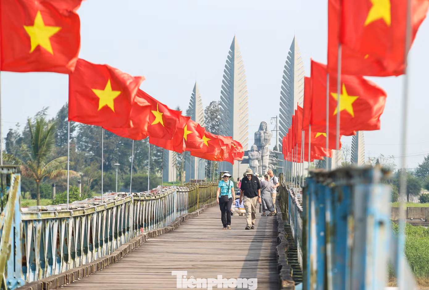 Nằm trên sông Bến Hải, cầu Hiền Lương từng là ranh giới chia cắt hai miền Nam - Bắc suốt hơn 20 năm, trở thành biểu tượng của khát vọng thống nhất đất nước. Ngày nay, nơi đây là điểm đến lịch sử nhắc nhở thế hệ trẻ về sự hy sinh của cha ông để bảo vệ nền độc lập dân tộc. Việc tổ chức Lễ Thượng cờ tại Khu Di tích Quốc gia đặc biệt đôi bờ Hiền Lương - Bến Hải trong khuôn khổ Tiền Phong Marathon 2025 càng làm tăng thêm giá trị tinh thần cho giải đấu. Đây là hành trình tri ân quá khứ, khơi dậy niềm tự hào dân tộc trong mỗi vận động viên tham gia. Nằm trên sông Bến Hải, cầu Hiền Lương từng là ranh giới chia cắt hai miền Nam - Bắc suốt hơn 20 năm, trở thành biểu tượng của khát vọng thống nhất đất nước. Ngày nay, nơi đây là điểm đến lịch sử nhắc nhở thế hệ trẻ về sự hy sinh của cha ông để bảo vệ nền độc lập dân tộc. Việc tổ chức Lễ Thượng cờ tại Khu Di tích Quốc gia đặc biệt đôi bờ Hiền Lương - Bến Hải trong khuôn khổ Tiền Phong Marathon 2025 càng làm tăng thêm giá trị tinh thần cho giải đấu. Đây là hành trình tri ân quá khứ, khơi dậy niềm tự hào dân tộc trong mỗi vận động viên tham gia.