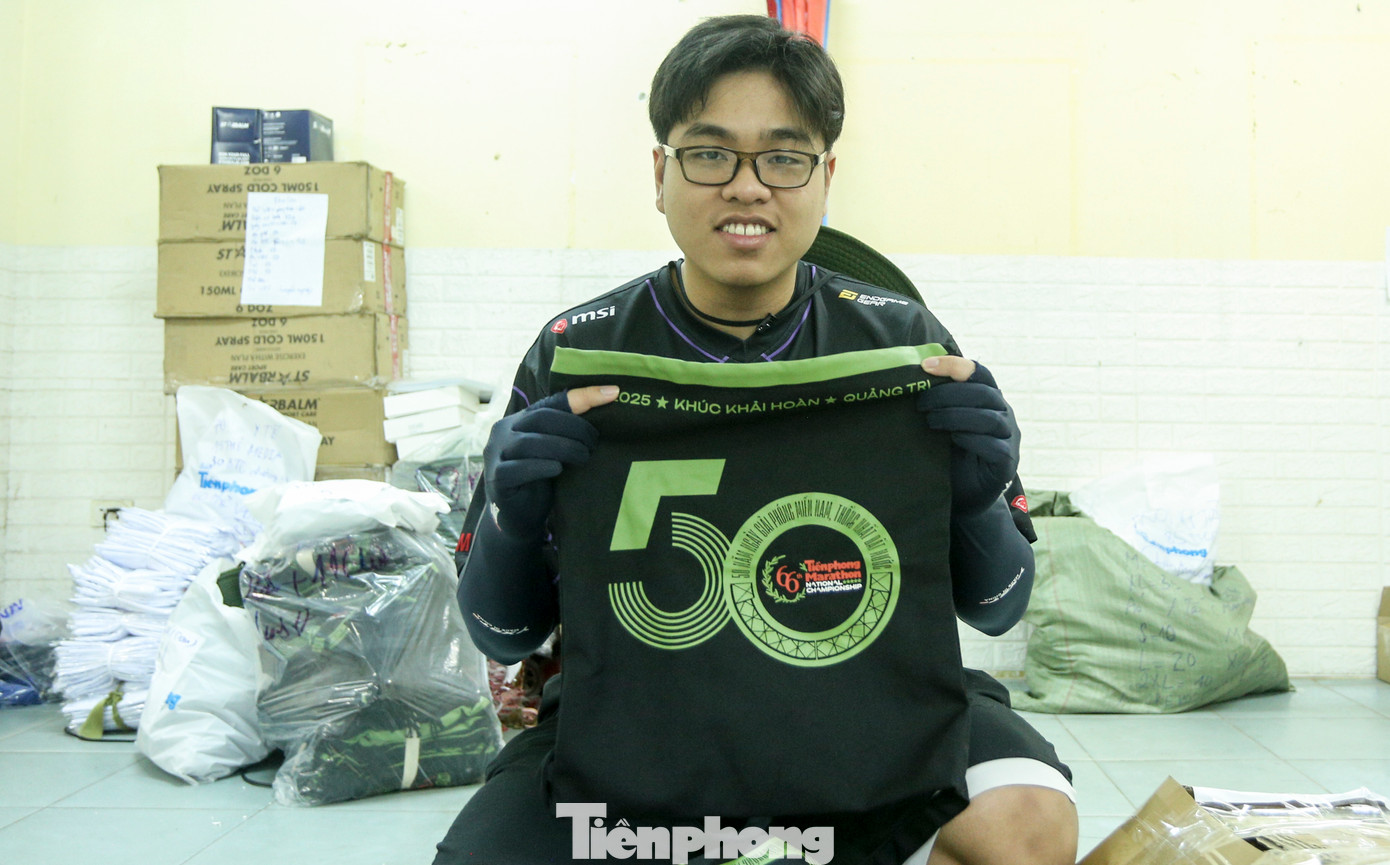 Túi racekit chắc chắn sẽ nhận được sự chào đón nồng nhiệt của các vận động viên bởi gợi nhớ đến balo hành quân của các chiến sỹ giải phóng năm xưa. Túi racekit chắc chắn sẽ nhận được sự chào đón nồng nhiệt của các vận động viên bởi gợi nhớ đến balo hành quân của các chiến sỹ giải phóng năm xưa.