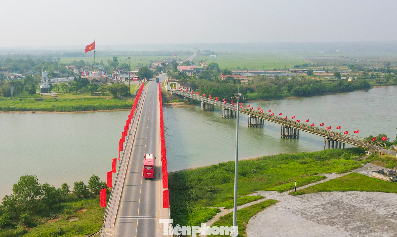 Để Lễ Thượng cờ thành công tốt đẹp, long trọng và trang nghiêm, hàng cờ Tổ quốc cùng hồng kỳ đã được dựng lên quanh khu vực Đôi bờ Hiền Lương - Bến Hải.