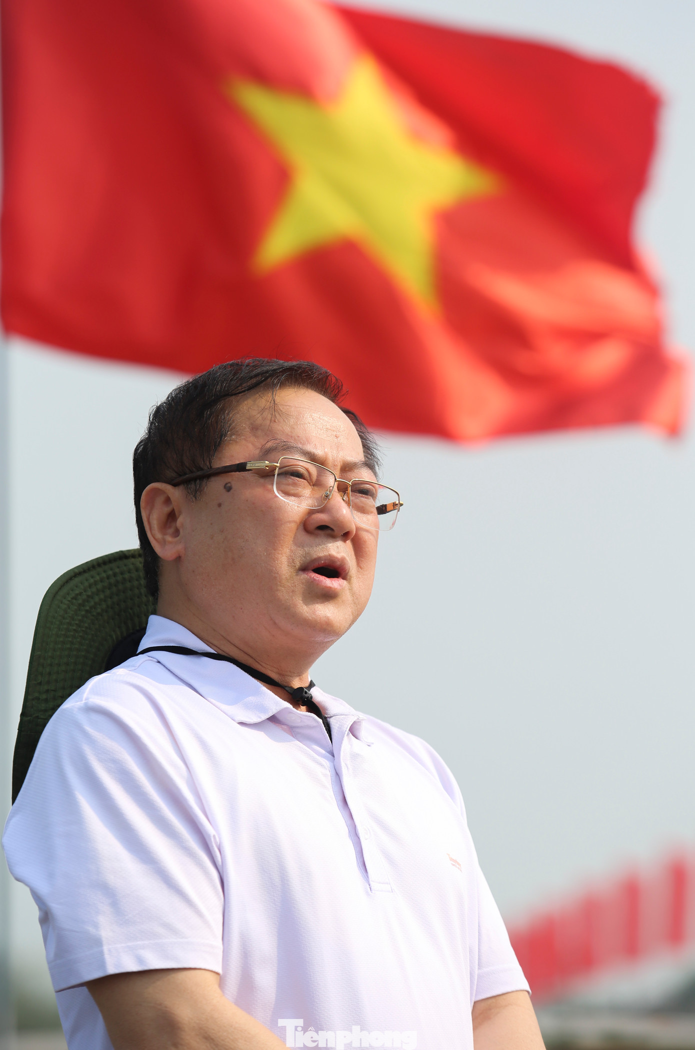 Nhà báo Lê Xuân Sơn cho biết, Lễ Thượng cờ là một nghi lễ thiêng liêng của Tiền Phong Marathon 2025, đồng thời truyền cảm hứng cho các thế hệ về tình yêu nước, tiếp thêm động lực để xây dựng tương lai, vững bước tiến vào kỷ nguyên mới.