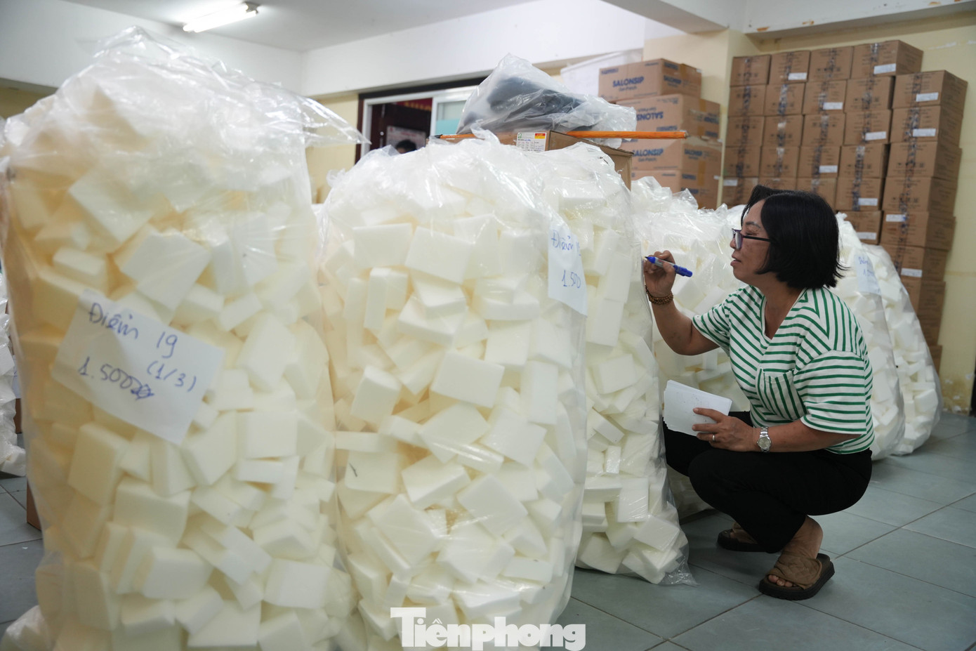 Mút xốp thấm nước lạnh rất quan trọng, có tác dụng như một chiếc khăn ướt để vận động viên lau người, làm mát trong thời gian chạy. Mút xốp thấm nước lạnh rất quan trọng, có tác dụng như một chiếc khăn ướt để vận động viên lau người, làm mát trong thời gian chạy.