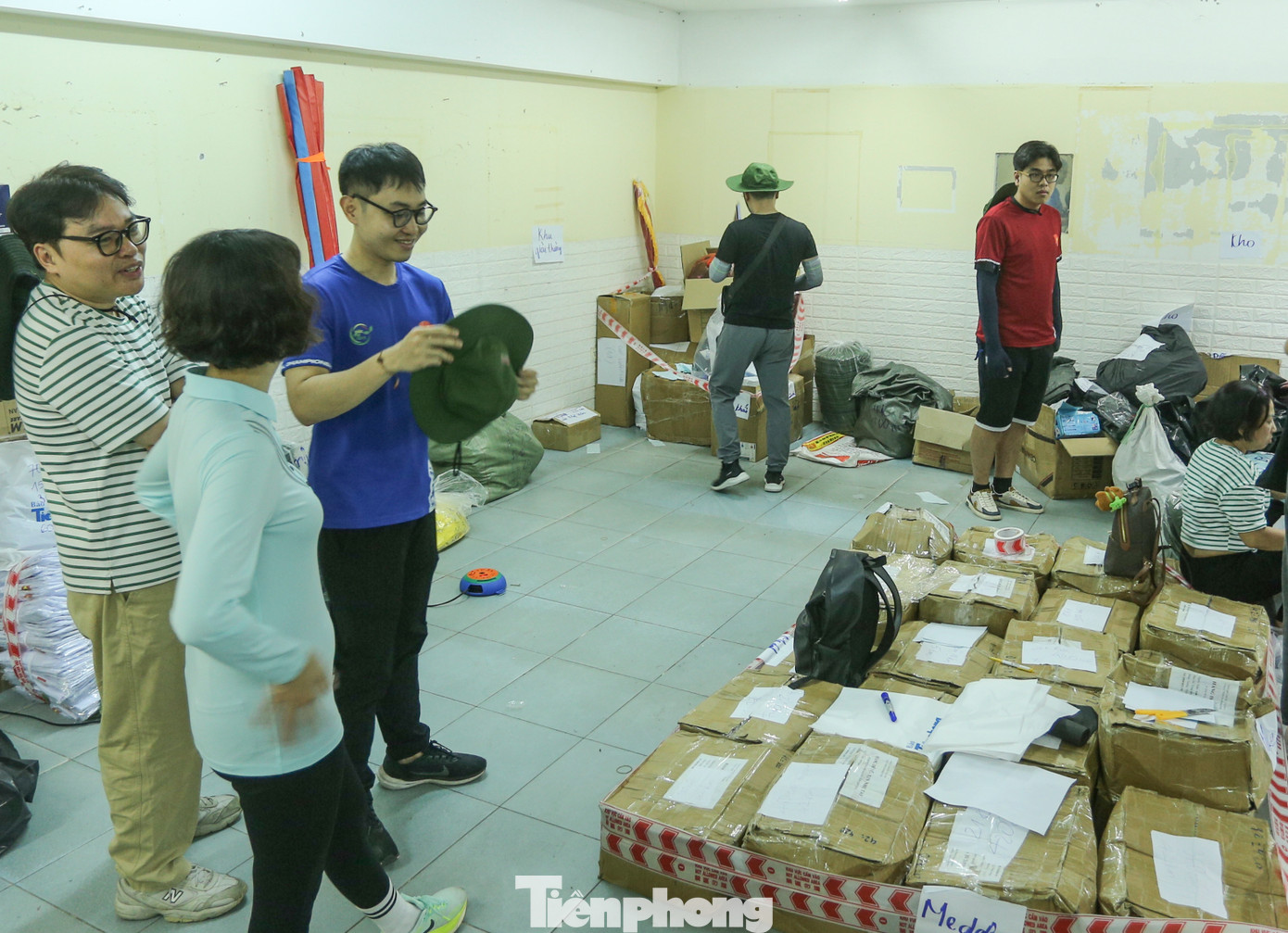 Trang phục cho các thành viên Ban Tổ chức, nhóm truyền thông, đội ngũ hỗ trợ, tình nguyện viên - những người hùng thầm lặng làm nên thành công của giải đấu - cũng được chuẩn bị chu đáo. Trang phục cho các thành viên Ban Tổ chức, nhóm truyền thông, đội ngũ hỗ trợ, tình nguyện viên - những người hùng thầm lặng làm nên thành công của giải đấu - cũng được chuẩn bị chu đáo.