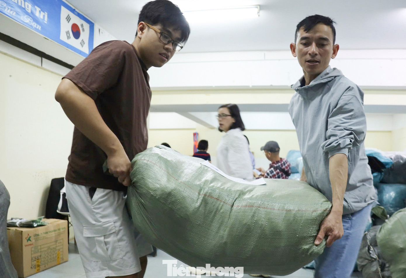 Cho đến trước khi giải đấu diễn ra, nhiều chuyến hàng sẽ tiếp tục cập bến thành phố Đông Hà, đảm bảo những điều kiện tối ưu phục vụ các runner. Cho đến trước khi giải đấu diễn ra, nhiều chuyến hàng sẽ tiếp tục cập bến thành phố Đông Hà, đảm bảo những điều kiện tối ưu phục vụ các runner.