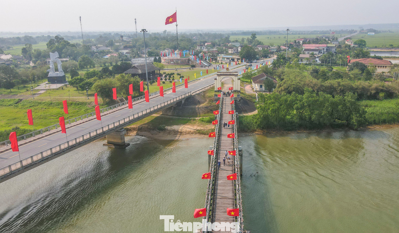 Đặc biệt, dọc hai bên thành cầu Hiền Lương - bao gồm cầu mới và cây cầu lịch sử từng nối hai bờ bắc-nam thời kỳ hai miền chia cắt - được trang trí bởi hàng cờ đỏ rực rỡ.