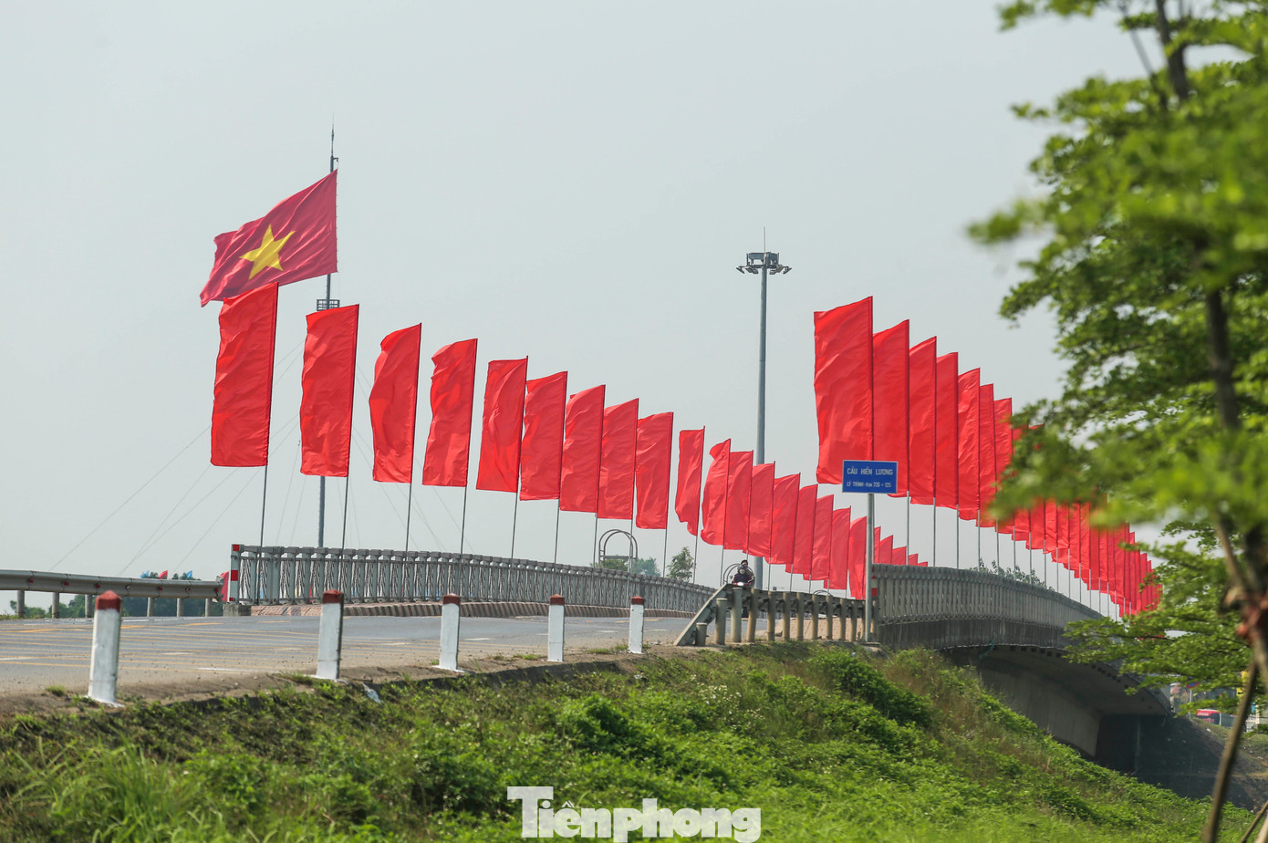 Đặc biệt, dọc hai bên thành cầu Hiền Lương - bao gồm cầu mới và cây cầu lịch sử từng nối hai bờ bắc-nam thời kỳ hai miền chia cắt - được trang trí bởi hàng cờ đỏ rực rỡ.