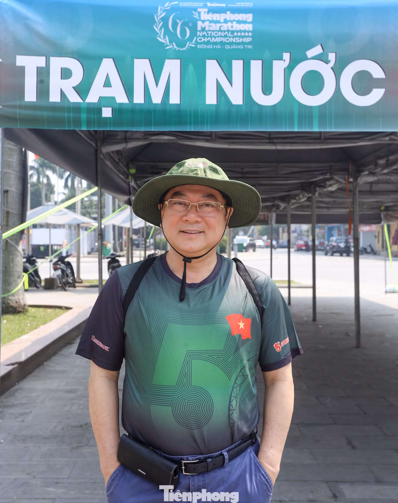 Nhà báo Lê Xuân Sơn - nguyên Tổng biên tập báo Tiền Phong, người nhiều năm gắn bó với Tiền Phong Marathon, hào hứng với áo thi đấu của mùa giải lần thứ 66.