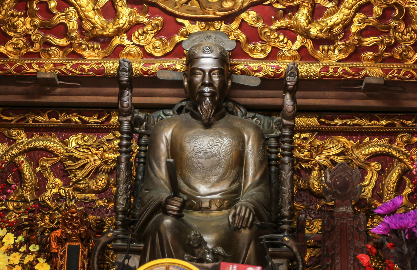 Nguyễn Công Trứ (1778-1858), tự là Tồn Chất, hiệu Ngộ Trai, biệt hiệu là Hi Văn, người làng Uy Viễn, huyện Nghi Xuân. Theo một số tài liệu, ông sinh ra ở Quỳnh Côi, Quỳnh Phụ (Thái Bình), đến năm 10 tuổi mới theo gia đình về quê cha ở Hà Tĩnh. Từ nhỏ, ông sống trong cảnh nghèo khó nhưng luôn nuôi ý tưởng giúp đời, lập công danh, sự nghiệp. Mãi đến năm 1819, khi đã 41 tuổi, Nguyễn Công Trứ mới thi đỗ Giải nguyên và được bổ làm quan. Theo sử sách, ông làm quan ở các triều vua Minh Mạng, Thiệu Trị, Tự Đức, nổi tiếng là thanh liêm, chính trực, tài trí hơn người. Nguyễn Công Trứ (1778-1858), tự là Tồn Chất, hiệu Ngộ Trai, biệt hiệu là Hi Văn, người làng Uy Viễn, huyện Nghi Xuân. Theo một số tài liệu, ông sinh ra ở Quỳnh Côi, Quỳnh Phụ (Thái Bình), đến năm 10 tuổi mới theo gia đình về quê cha ở Hà Tĩnh. Từ nhỏ, ông sống trong cảnh nghèo khó nhưng luôn nuôi ý tưởng giúp đời, lập công danh, sự nghiệp. Mãi đến năm 1819, khi đã 41 tuổi, Nguyễn Công Trứ mới thi đỗ Giải nguyên và được bổ làm quan. Theo sử sách, ông làm quan ở các triều vua Minh Mạng, Thiệu Trị, Tự Đức, nổi tiếng là thanh liêm, chính trực, tài trí hơn người.