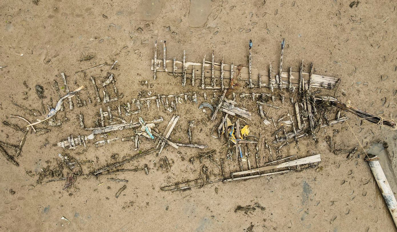 Ông Bùi Tuấn Sơn, Giám đốc Ban Quản lý các cảng cá và khu neo đậu tránh trú bão tàu cá Hà Tĩnh cho biết, việc xác tàu hư hỏng nằm chất đống dọc cửa sông, nơi neo đậu tàu thuyền sẽ khiến việc lưu thông, neo đậu và tránh trú tàu thuyền của người dân gặp khó, nhất là sắp vào mùa mưa bão. “Ở các khu neo đậu, với các xác tàu hư hỏng, đơn vị đã yêu cầu chủ tàu tháo dỡ, di dời. Còn dọc luồng lạch, cửa sông, chính quyền địa phương và ngành chức năng cũng phối hợp kiểm tra, xử lý sớm các xác tàu để đảm bảo lưu thông”, ông Sơn nói.