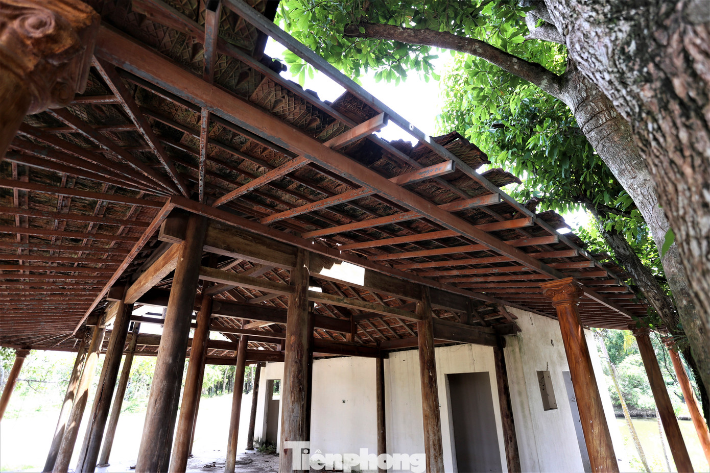 Các căn nhà bên trong dự án xuống cấp, tan hoang.