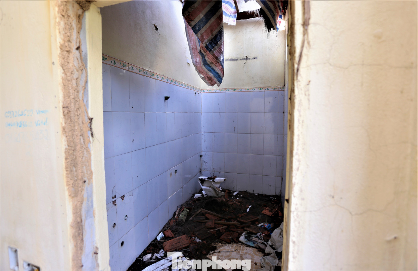 Khung cảnh hoang tàn bên trong.