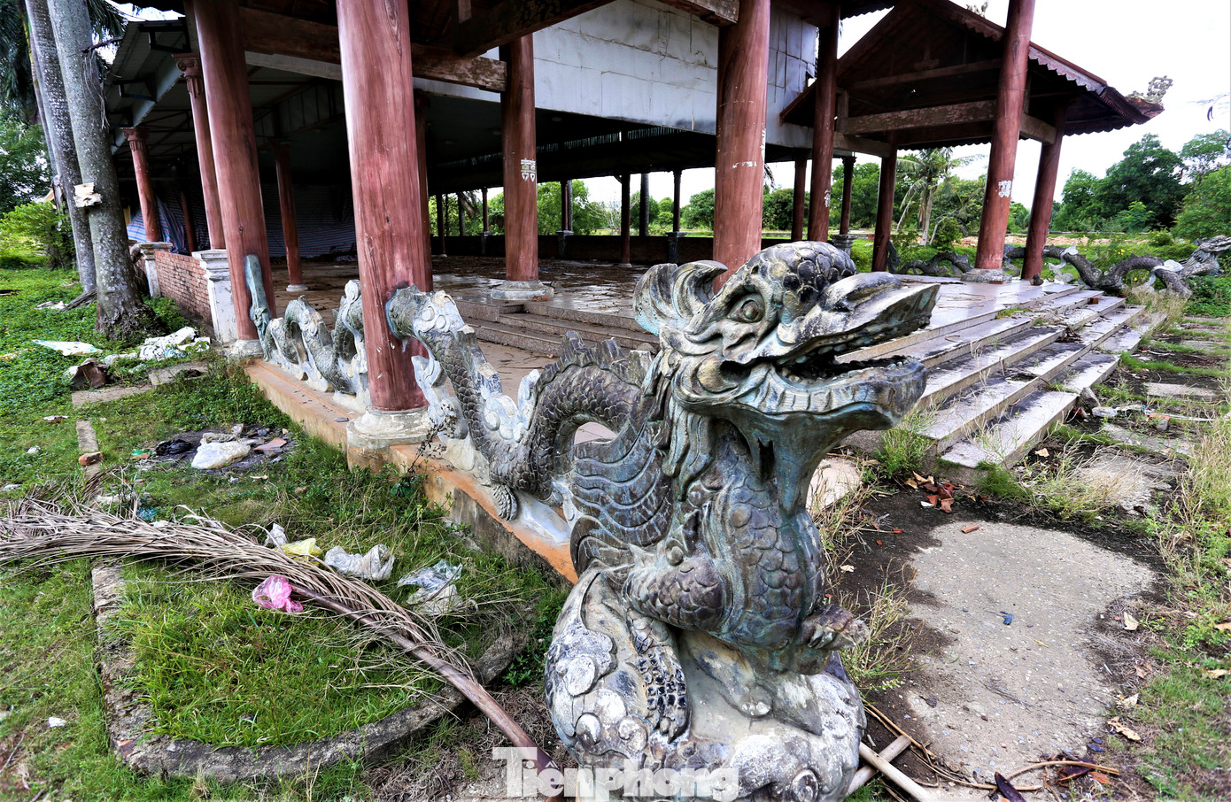 Công trình xuống cấp ở khu du lịch sinh thái ven sông Nghèn.