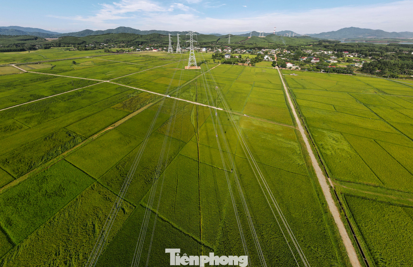 Dự án đường dây 500 kV mạch 3 đoạn qua Hà Tĩnh dài hơn 141km với 285 vị trí móng cột, 284 khoảng cột/113 khoảng néo thuộc 9 huyện, thị xã. Trong hình là hình hài đường dây gần về đích.