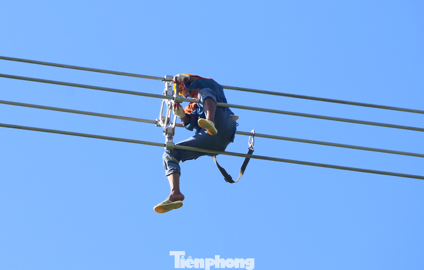 “Mấy ngày nay nắng nóng nên chúng tôi phải làm việc sớm vì càng trưa nắng sẽ dễ mất sức và dây cáp sẽ nóng hơn”, một công nhân cho hay.