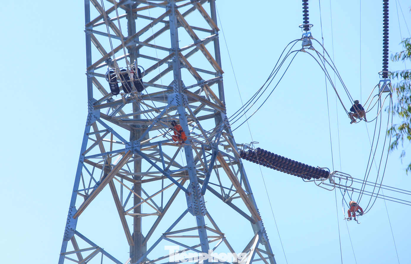 “Việc thi công gặp nhiều khó khăn, nhất là ở địa bàn thị xã Kỳ Anh đường dây đi trên dãy Hoành Sơn địa hình đồi núi cao hiểm trở, gió Lào lớn, mưa nhiều làm công tác thi công dựng cột, kéo dây rất phức tạp, kể cả vận chuyển vật tư, vật liệu lên vị trí thi công”, đại diện Sở Công thương Hà Tĩnh thông tin.