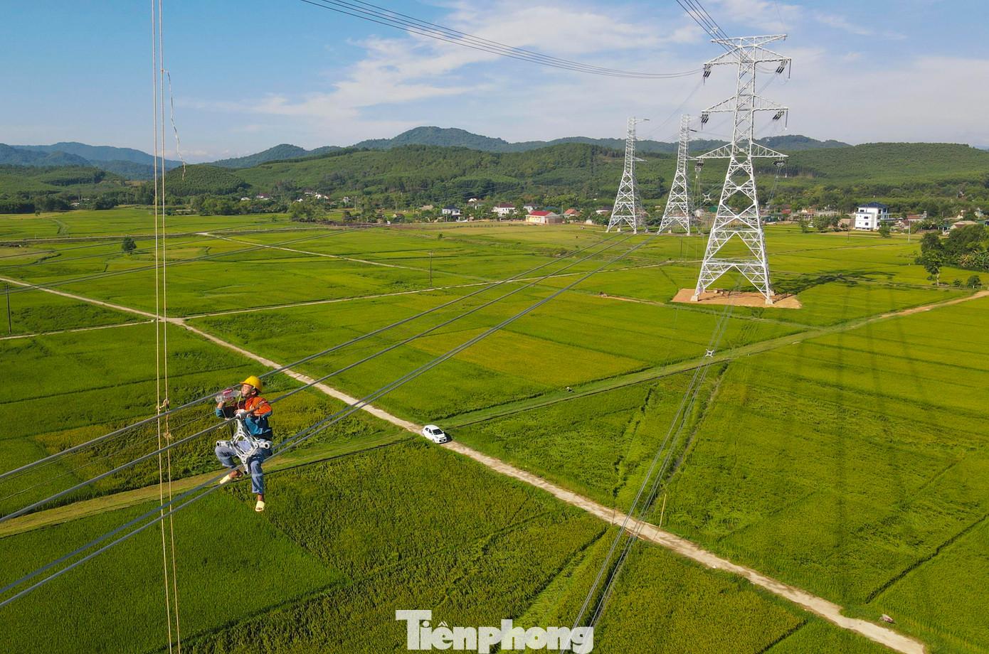 Nắng nóng khiến các công nhân ngành điện sớm xuống sức. Họ phải tiếp nước liên tục khi làm trên đường dây.