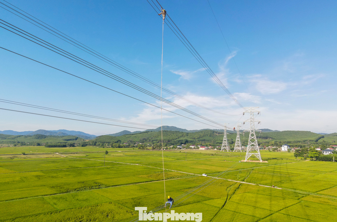 Những ngày đầu tháng 8, trên tuyến đường dây 500kV mạch 3 qua địa bàn Hà Tĩnh, từng tốp công nhân đang hoàn thiện các hạng mục kéo dây, gia cố các vị trí lắp đặt định vị phân pha.