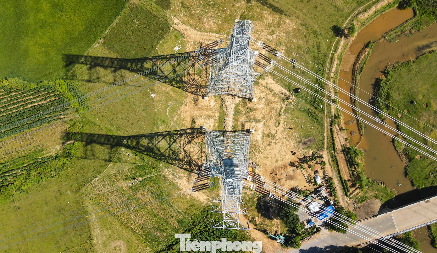 Theo BQL dự án các công trình điện miền Trung (chủ đầu tư dự án), đường dây 500kV mạch 3 qua Hà Tĩnh dài hơn 141km với 285 móng cột đi qua 9 huyện, thị xã. Đến nay đã hoàn thành đúc 285 vị trí móng, dựng xong 249 cột, đang dựng 36 cột.