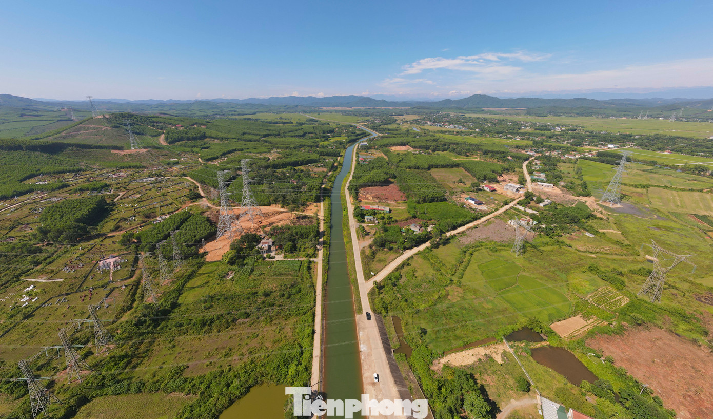 Đường dây 500kV mạch 3 qua nhiều vị trí kênh, hồ, núi đồi hiểm trở song đã dần đi đến hoàn thiện.