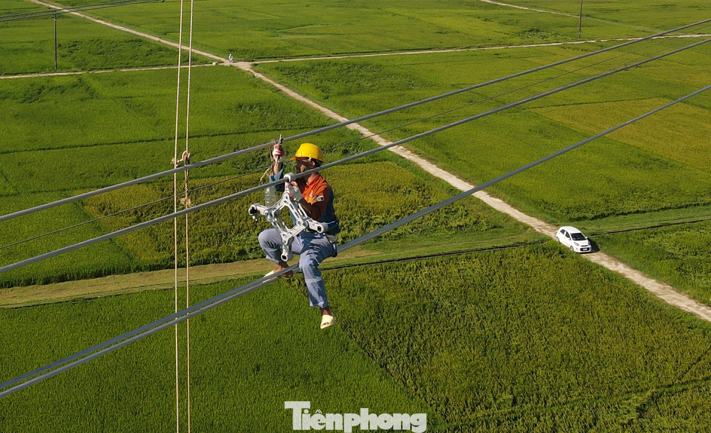 Theo nhóm công nhân, công việc này thường xuyên làm giữa trời, nóng hầm hập, gió thổi khiến dây đong đưa nên đòi hỏi người làm phải có sức khỏe tốt, không sợ độ cao và kinh nghiệm lắp đặt nhanh, chuẩn.