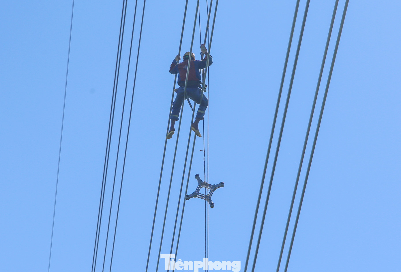 “Mấy ngày nay nắng nóng nên chúng tôi phải làm việc sớm vì càng trưa nắng sẽ dễ mất sức và dây cáp sẽ nóng hơn”, một công nhân cho hay.