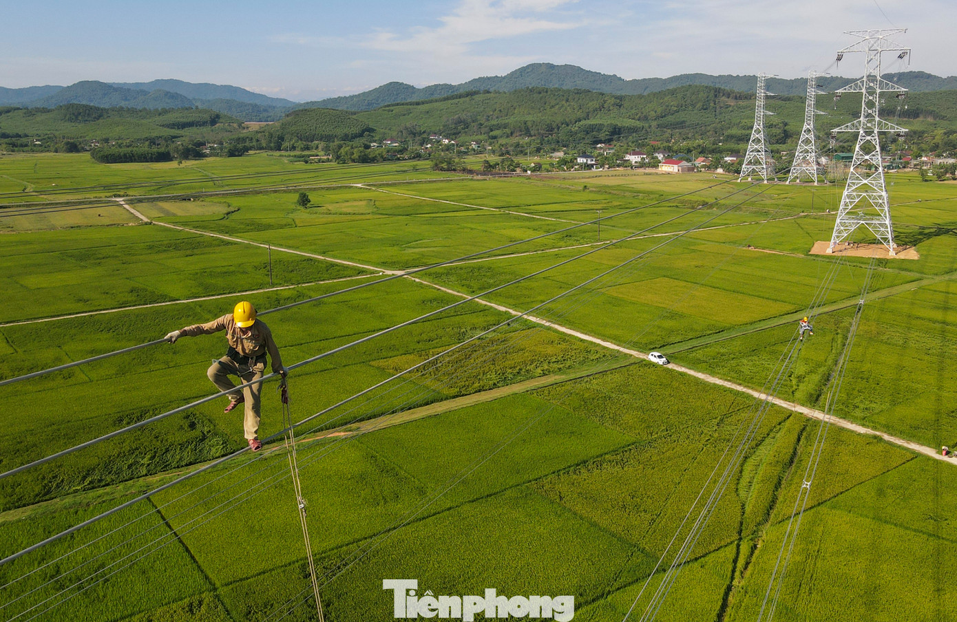 Các nhà thầu đang hoàn thiện những công đoạn cuối cùng của đường dây để bàn giao, đóng điện đúng mục tiêu đề ra.