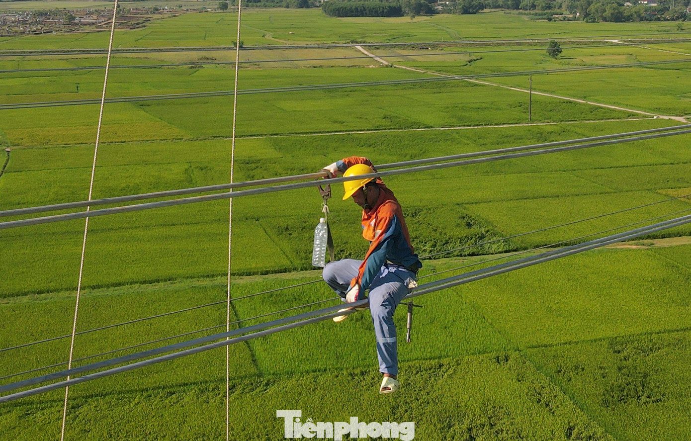 “Mấy ngày nay nắng nóng nên chúng tôi phải làm việc sớm vì càng trưa nắng sẽ dễ mất sức và dây cáp sẽ nóng hơn”, một công nhân cho hay.