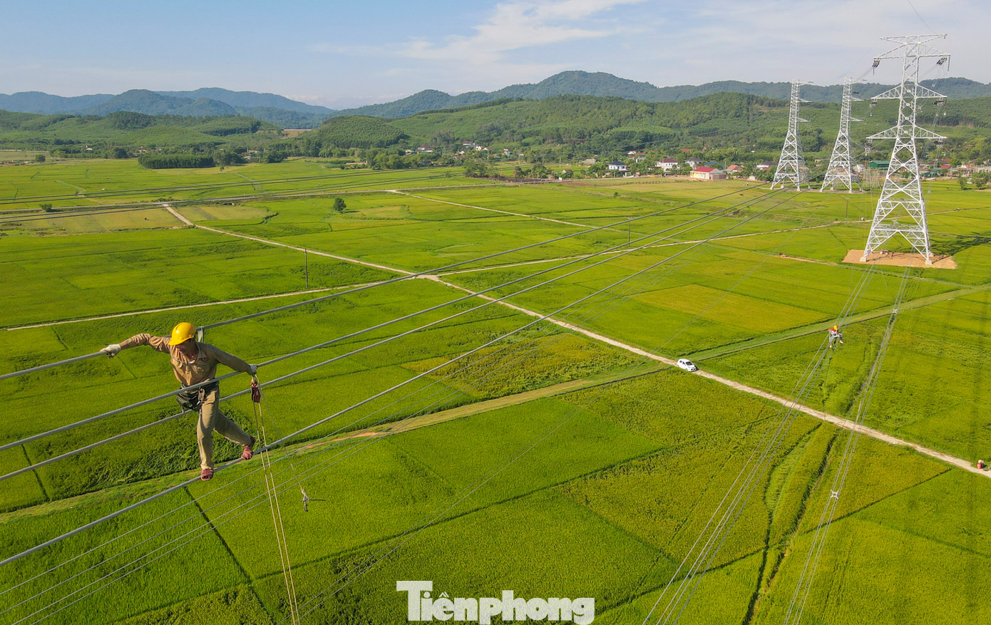 Sau mỗi lần lắp xong vị trí này, các công nhân lại ôm dây, đánh đu như “làm xiếc” để đến vị trí lắp đặt định vị pha mới.