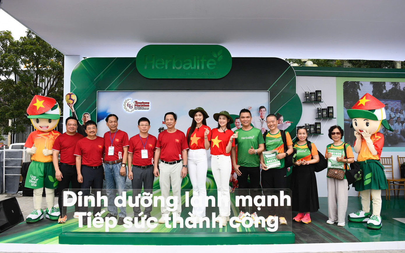 Ban tổ chức chụp lưu niệm với đội ngũ Herbalife tại Tiền Phong Marathon 2025.