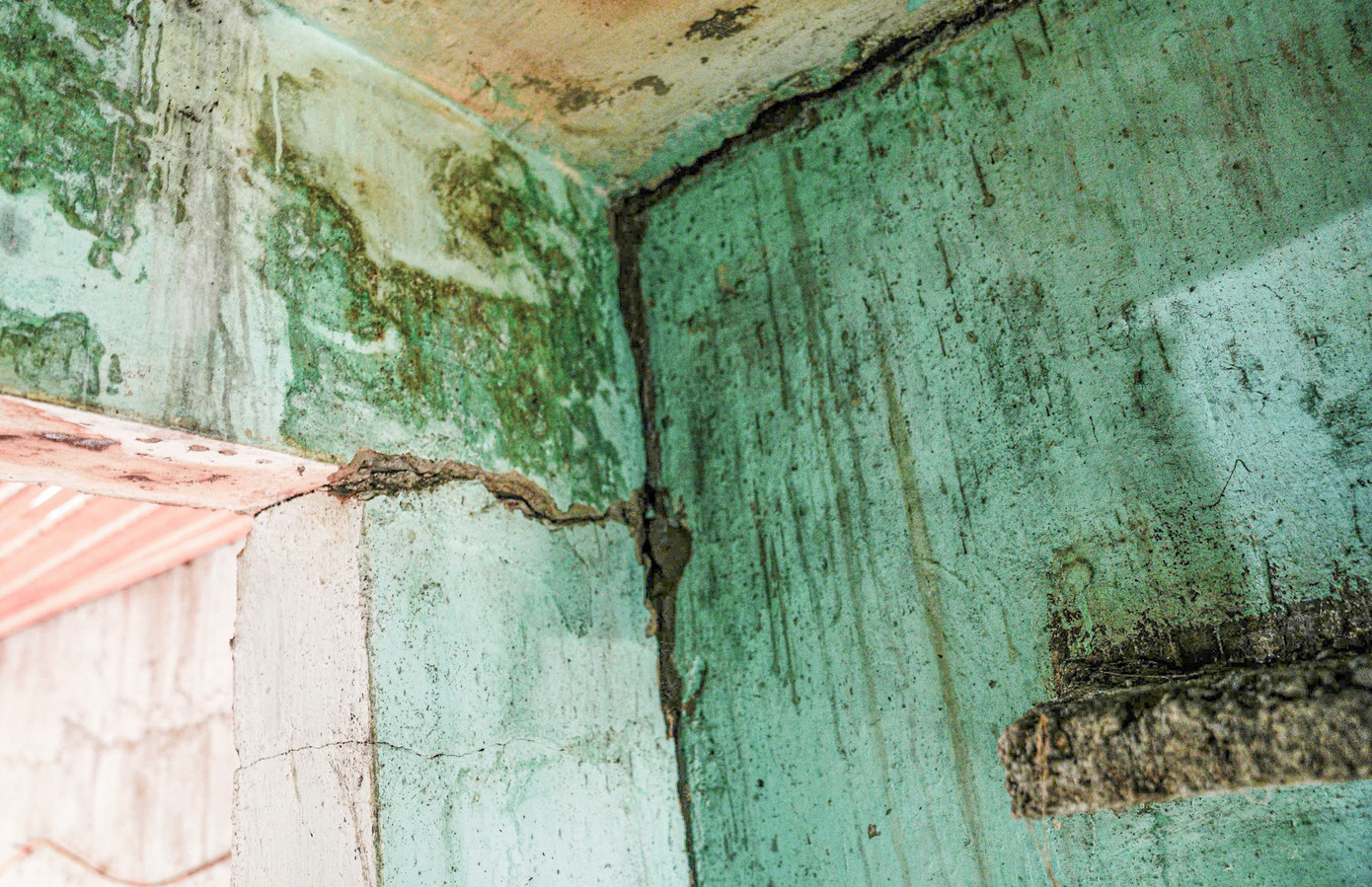 Lãnh đạo UBND xã Cẩm Thịnh cho biết, địa phương thống kê có 21 nhà dân có nhà và công trình phụ trợ bị ảnh hưởng, nứt nẻ. “Xã đã thông báo người dân, trong quá trình thi công cao tốc, nếu nhà ai bị nứt thêm hoặc tình trạng nứt nẻ trầm trọng hơn thì báo với xã. Cơ quan chức năng cùng đơn vị bảo hiểm đã kiểm tra, thẩm định nhà dân bị ảnh hưởng để có phương án phù hợp”, vị lãnh đạo địa phương thông tin.