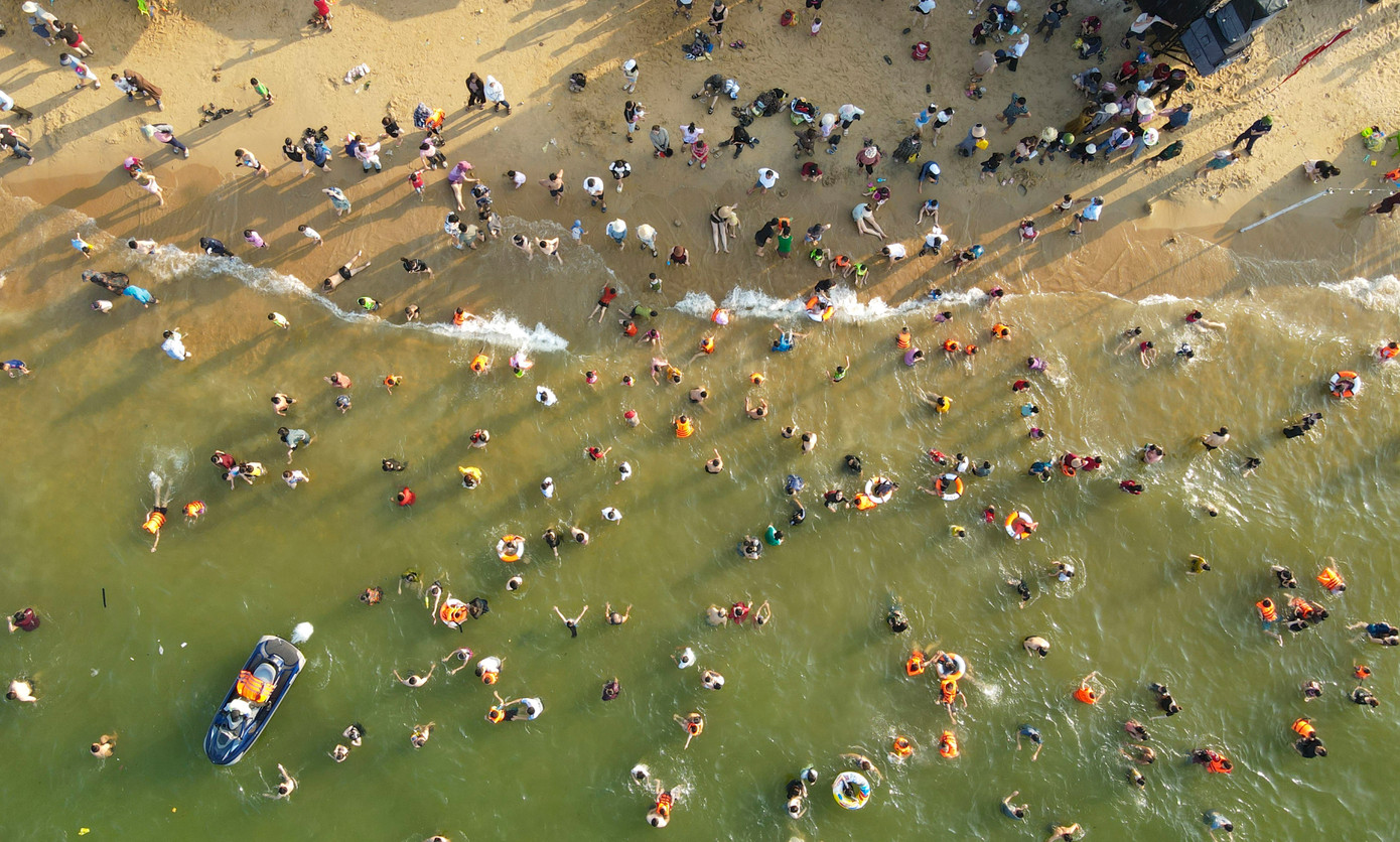 Khoảng 16h, khi nắng nóng dần dịu bớt, bãi biển Thiên Cầm đã có rất đông người tắm biển. Trên bờ biển dài hơn 3km với bãi cát phẳng, làn nước trong xanh, sạch sẽ, du khách thỏa thích hòa mình với làn nước mát lạnh.