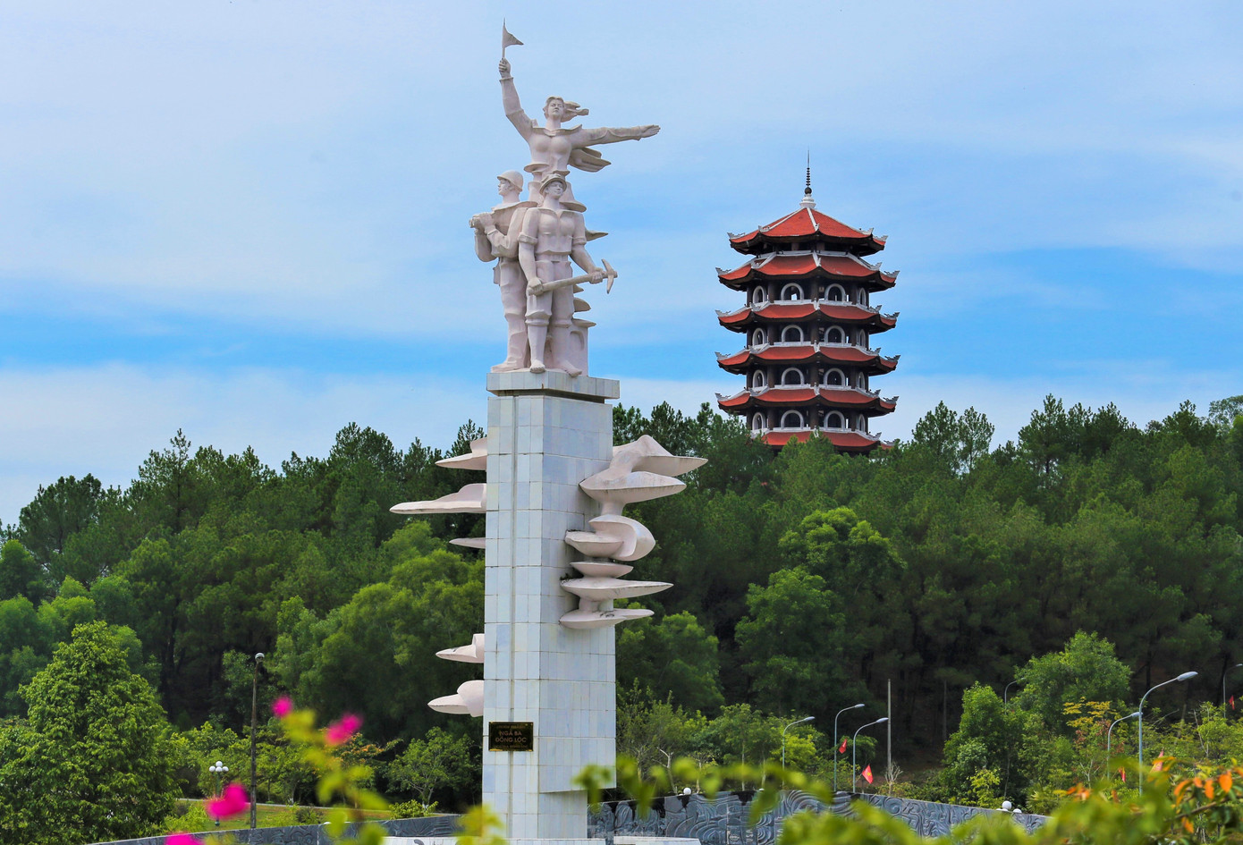 Ngã ba Đồng Lộc nằm trên đường Hồ Chí Minh, là giao điểm của quốc lộ 15A và tỉnh lộ 2. Trong những năm chiến tranh, nơi đây là mạch máu giao thông để hậu phương chi viện sức người, sức của cho miền Nam. Trong hình là tượng đài chiến thắng thể hiện sự bất khuất, hiên ngang của các lực lượng trong thời chiến để bảo vệ tuyến đường huyết mạch.