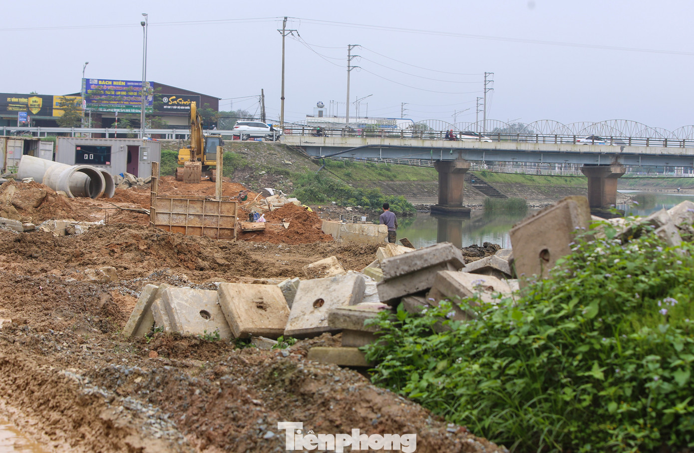 Cấu kiện, máy móc được tập kết đầy đủ quanh dự án, đảm bảo việc thi công, sớm hoàn thiện dự án.