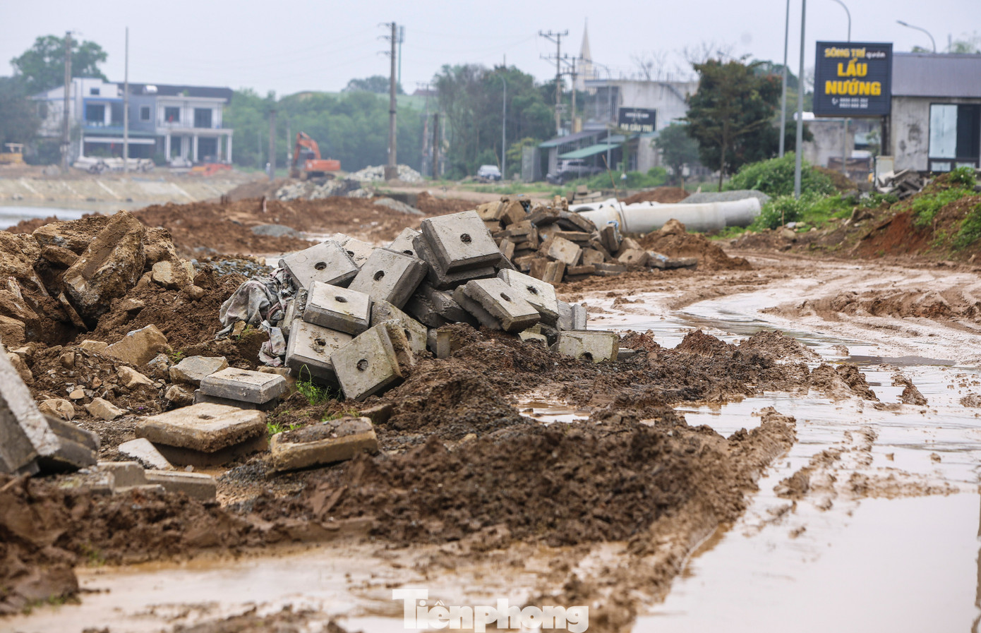 Mưa liên tục những ngày qua khiến tuyến đường dọc hai bên bờ sông Trí lầy lội, khó khăn trong việc chở vật liệu thi công.