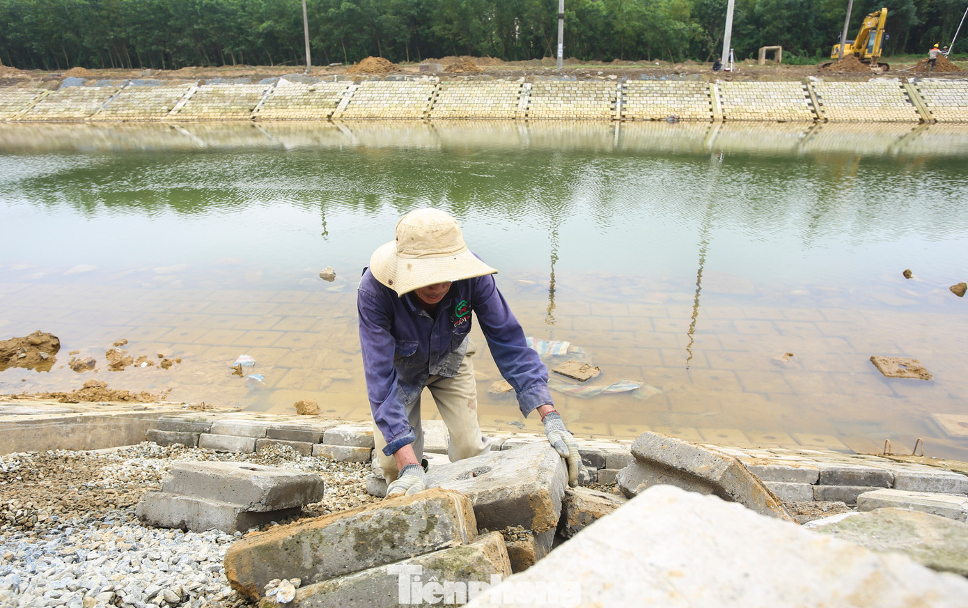 “Phần móng kè có vị trí sâu nhất hơn 3m, lấn sông để đảm bảo an toàn. Đến nay đơn vị đã hoàn thành 60% giá trị hợp đồng. Dự kiến thời hạn bàn giao vào 30/4 tới nên đơn vị đẩy nhanh tiến độ, làm cả ngày lẫn đêm, tranh thủ lúc thủy triều rút để hoàn thành dự án”, anh Hồ Tiến Dũng - Chỉ huy trưởng công trường thuộc Công ty CP Xây dựng và Thương mại dịch vụ 555 cho hay. Trong hình, từng nhóm công nhân đang ghép mái kè.