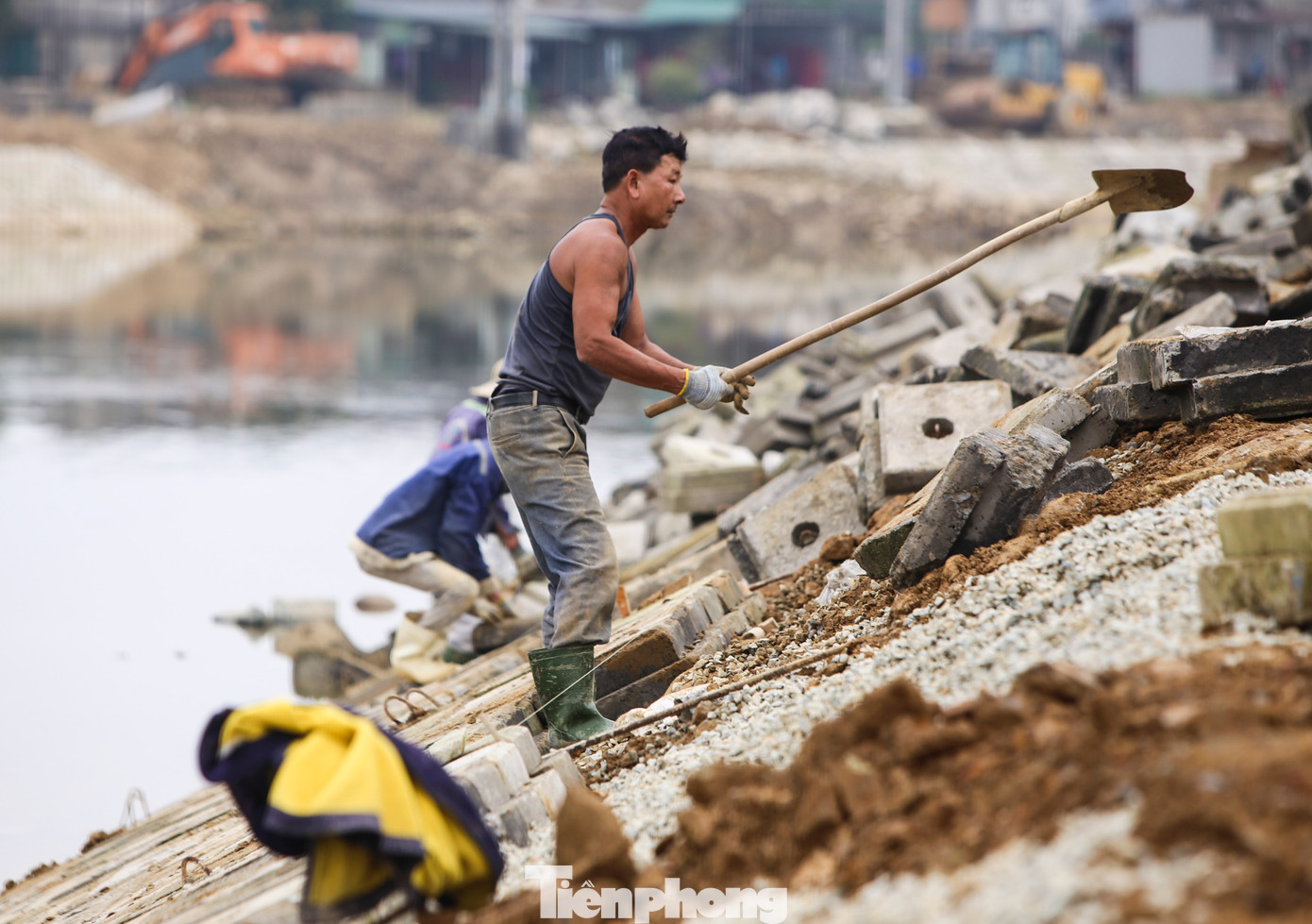 Những ngày này, hàng trăm công nhân các đơn vị đang đẩy nhanh tiến độ xây dựng, gia cố mái kè, thi công đường dọc bờ sông. “Tiến độ dự án đạt hơn 50%. Mưa kéo dài cùng với thủy triều lên xuống khiến việc thi công gặp khó song đơn vị luôn tận dụng thời tiết thuận lợi, làm việc ngày đêm để đảm bảo tiến độ”, đại diện Tổng Công ty xây dựng Nông nghiệp Việt Nam cho hay.