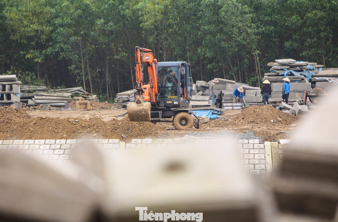 Trao đổi với PV Tiền Phong, ông Võ Xuân Hiển - Phó Giám đốc BQL dự án xây dựng thị xã Kỳ Anh (chủ đầu tư dự án) cho biết: “Dự án đã đạt hơn 65% khối lượng, dù thời tiết thời gian qua mưa nhiều, gặp khó song chủ đầu tư yêu cầu các đơn vị đẩy tiến độ, tăng ca, tăng kíp hoàn thiện dự án sớm nhất”. Trong hình, các đơn vị thực hiện dự án tận dụng những ngày nắng ấm, thời tiết thuận lợi, đẩy nhanh thi công.