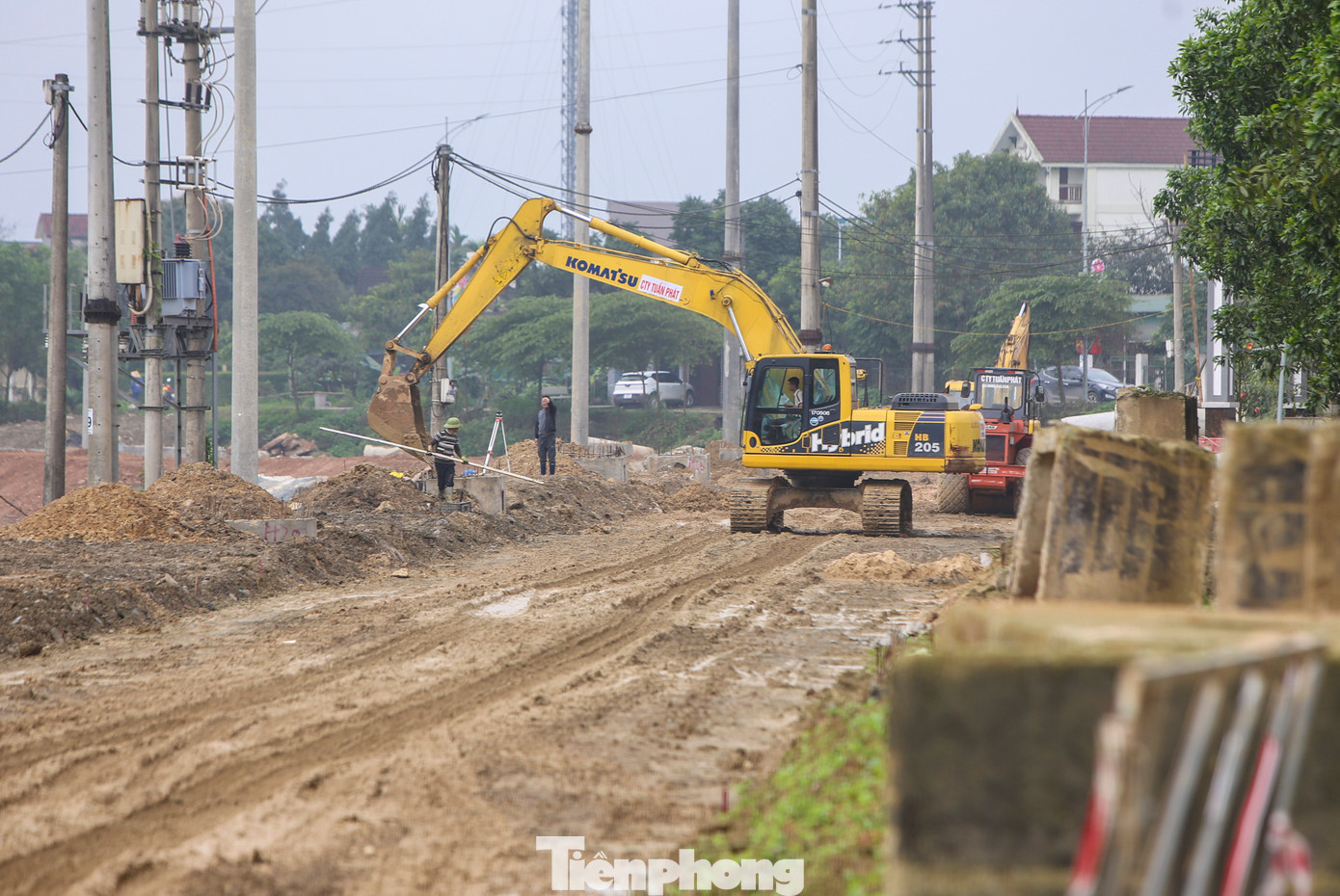 Trao đổi với PV Tiền Phong, ông Võ Xuân Hiển - Phó Giám đốc BQL dự án xây dựng thị xã Kỳ Anh (chủ đầu tư dự án) cho biết: “Dự án đã đạt hơn 65% khối lượng, dù thời tiết thời gian qua mưa nhiều, gặp khó song chủ đầu tư yêu cầu các đơn vị đẩy tiến độ, tăng ca, tăng kíp hoàn thiện dự án sớm nhất”. Trong hình, các đơn vị thực hiện dự án tận dụng những ngày nắng ấm, thời tiết thuận lợi, đẩy nhanh thi công.