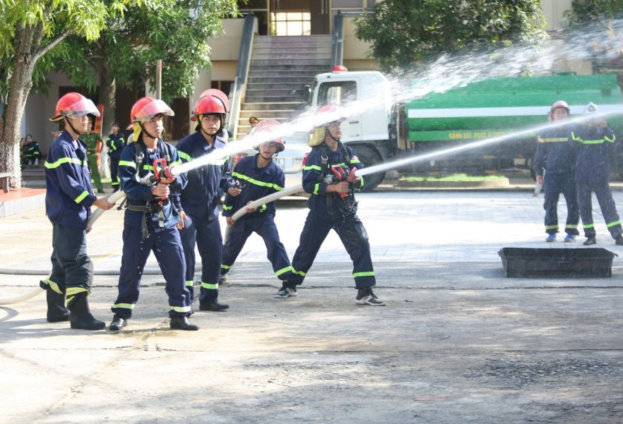 Tham gia buổi trải nghiệm, Đại tá Đặng Hoài Sơn - Phó Giám đốc Công an tỉnh Hà Tĩnh yêu cầu lực lượng PCCC&amp;CNCH với kiến thức, kinh nghiệm của mình sẽ truyền đạt tới người dân và các em học sinh những kiến thức cơ bản về PCCC&amp;CNCH. Từ đó, góp phần giúp người dân làm tốt công tác phòng ngừa cũng như xử lý tốt, hiệu quả trong mọi tình huống khi có cháy xảy ra.