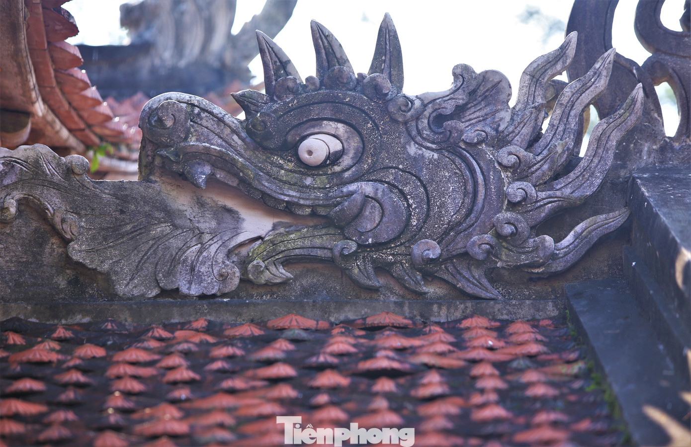 Nhiều hạng mục tại đền được sử dụng họa tiết rồng, phượng, hoa lá...