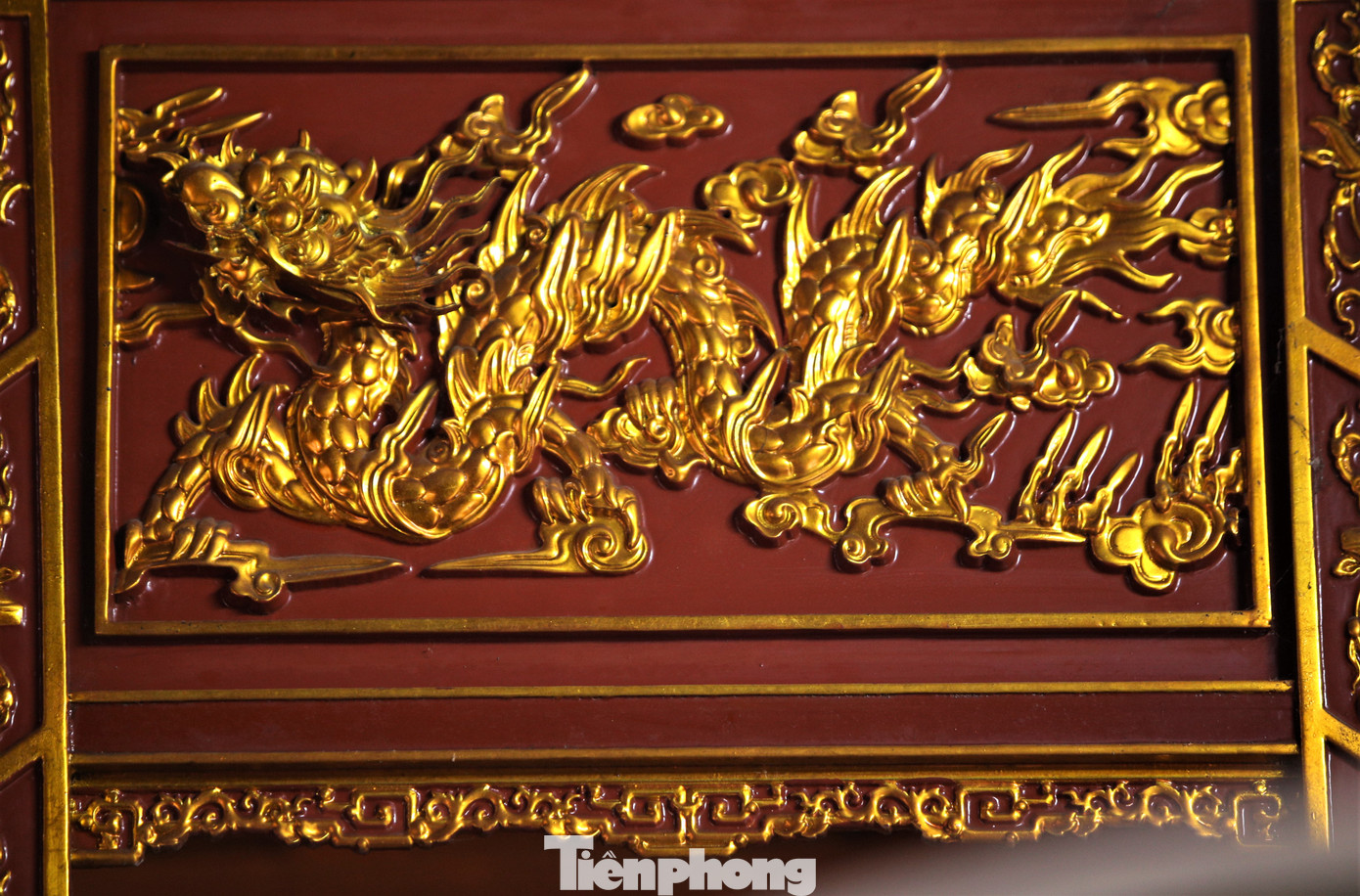 Nhiều hạng mục tại đền được sử dụng họa tiết rồng, phượng, hoa lá...