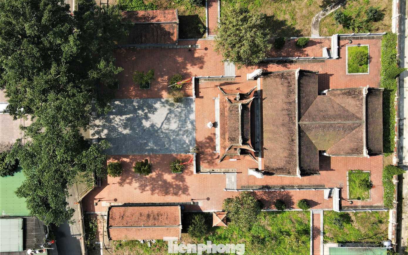 Khu đền chính với tiền bái hình chữ nhật, ba gian để trống, diện tích 54 m2, chiều cao đỉnh mái 4,44 m.