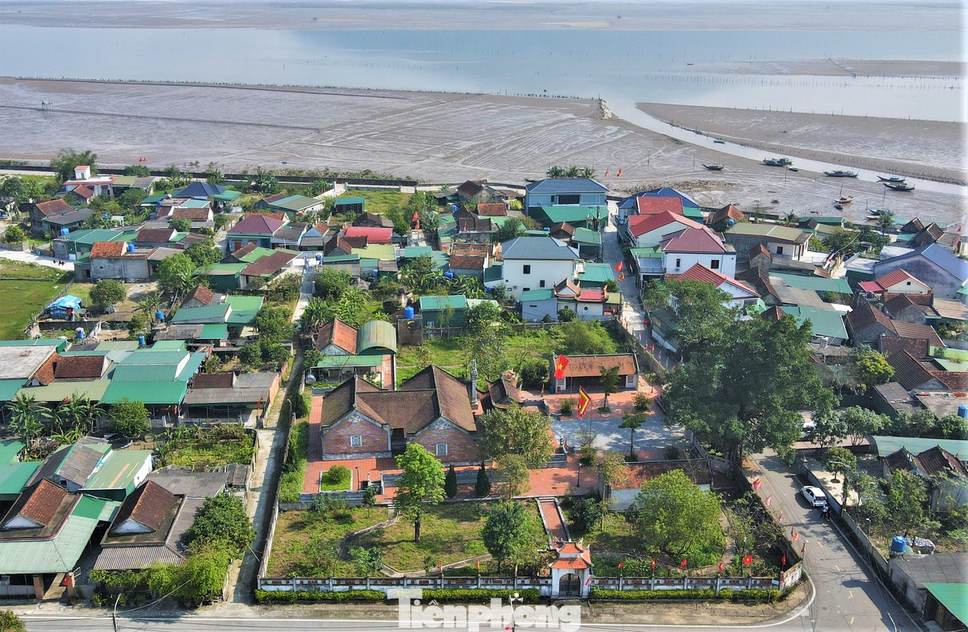 Để tưởng nhớ công lao của ông cùng các tướng sĩ, nhân dân nhiều nơi trong nước đã lập đền thờ phụng như ở huyện Nam Đàn (Nghệ An) và đền thờ vua Mai Hắc Đế ở quê mẹ tại thôn Mai Lâm, xã Mai Phụ, huyện Lộc Hà (Hà Tĩnh) ngày nay. Trải qua những biến thiên lịch sử, ngôi đền xuống cấp. Đến năm 2016, đền thờ vua mới được tôn tạo, xây dựng khang trang, nằm giữa khu dân cư đông đúc như bấy giờ.