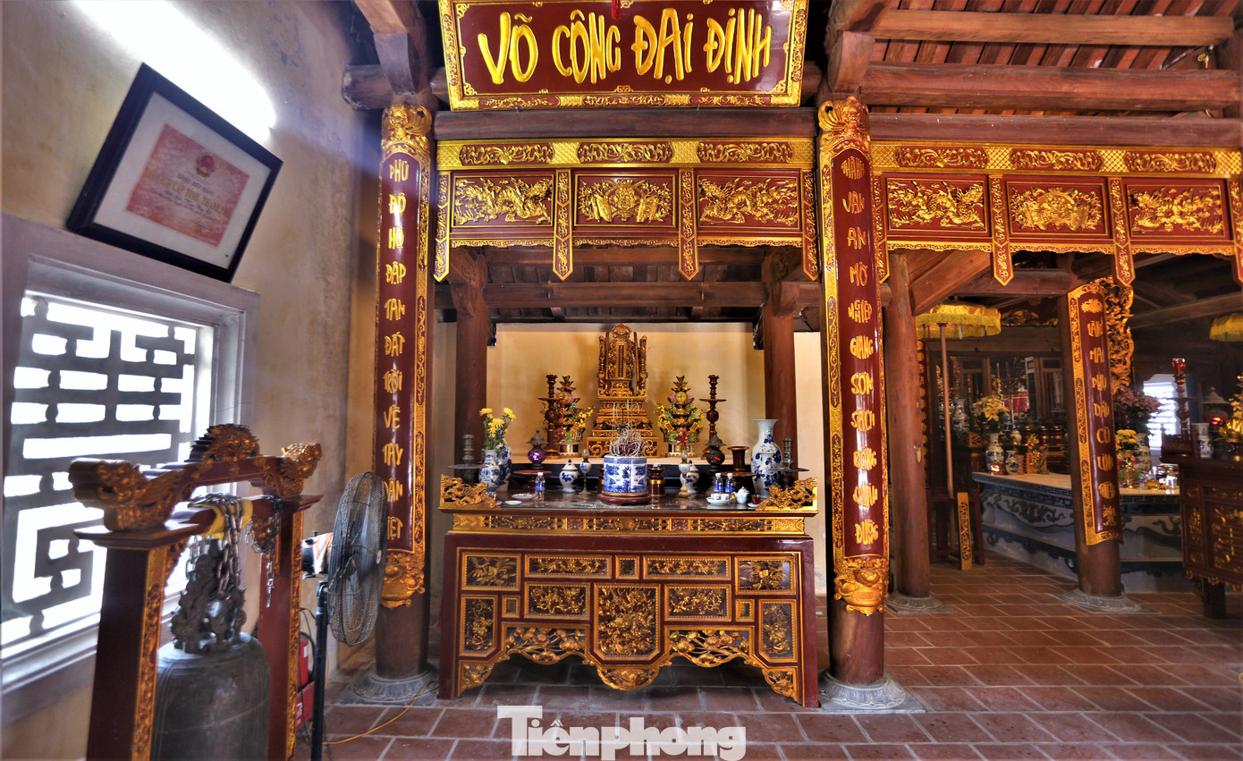 Bên trong đền được gắn 7 bức hoành phi với nội dung: "Quê tổ linh thiêng", "Lừng lẫy uy linh", "Đức trạch trường tồn", "Công tích vĩ đại", "Non sông muôn thuở", "Võ công đại định", "Chí Trung Đại nghĩa" và bảy bức câu đối được sơn son thiếp vàng.