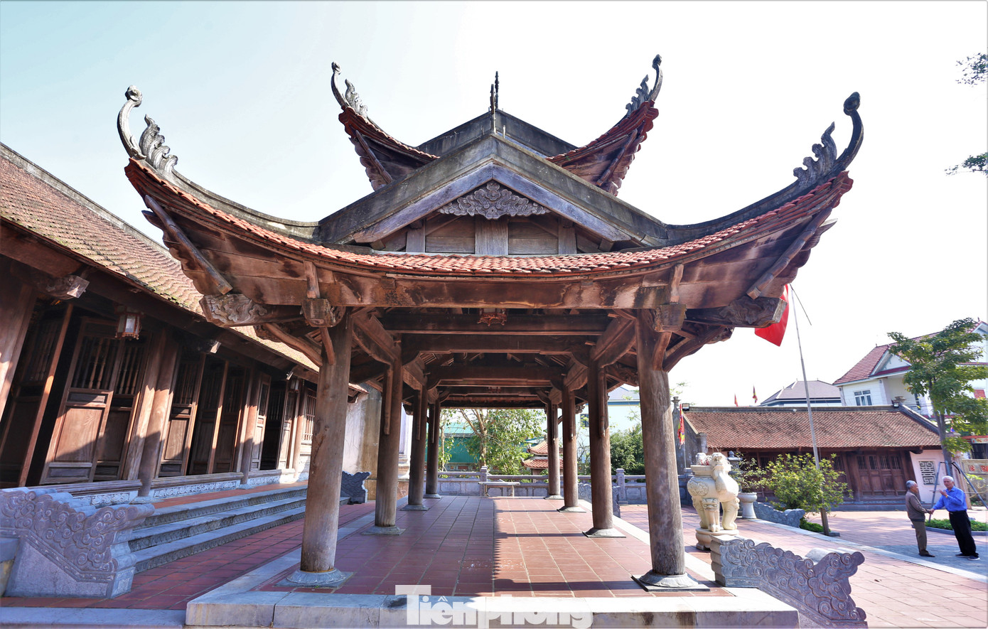 Nhiều hạng mục tại đền được sử dụng họa tiết rồng, phượng, hoa lá...