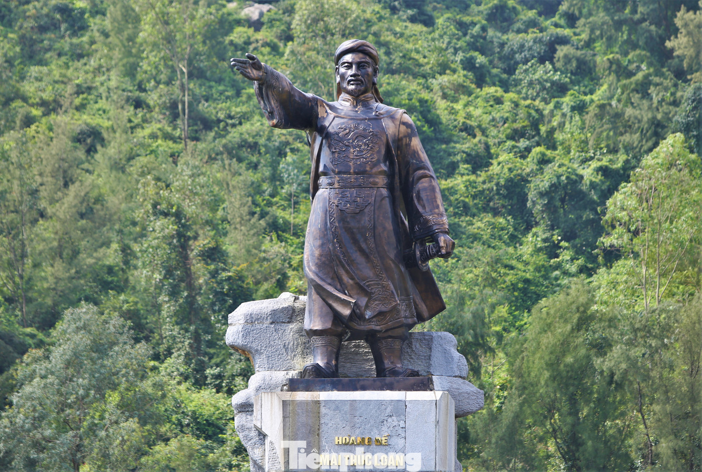 Vua Mai Hắc Đế, tên thật là Mai Thúc Loan (670-723), quê gốc ở xã Mai Phụ, huyện Lộc Hà (Hà Tĩnh). Mồ côi cha mẹ từ nhỏ, Mai Thúc Loan càng lớn càng thông minh, khoẻ mạnh, là một đô vật nổi tiếng của vùng Sa Nam (huyện Nam Đàn, Nghệ An) ngày nay. Chứng kiến cảnh người dân cực khổ dưới ách thống trị của nhà Đường (Trung Quốc), năm 713 ông đứng ra lãnh đạo tổ chức dựng cờ khởi nghĩa Hoan Châu, giải phóng vùng đất rộng lớn ở Nghệ An. Sau sự kiện này, ông được suy tôn làm hoàng đế. Đến năm 722, quân Đường quay trở lại đàn áp cuộc khởi nghĩa, bị vây hãm, Mai Hắc Đế rút vào rừng rồi mất ở đó.