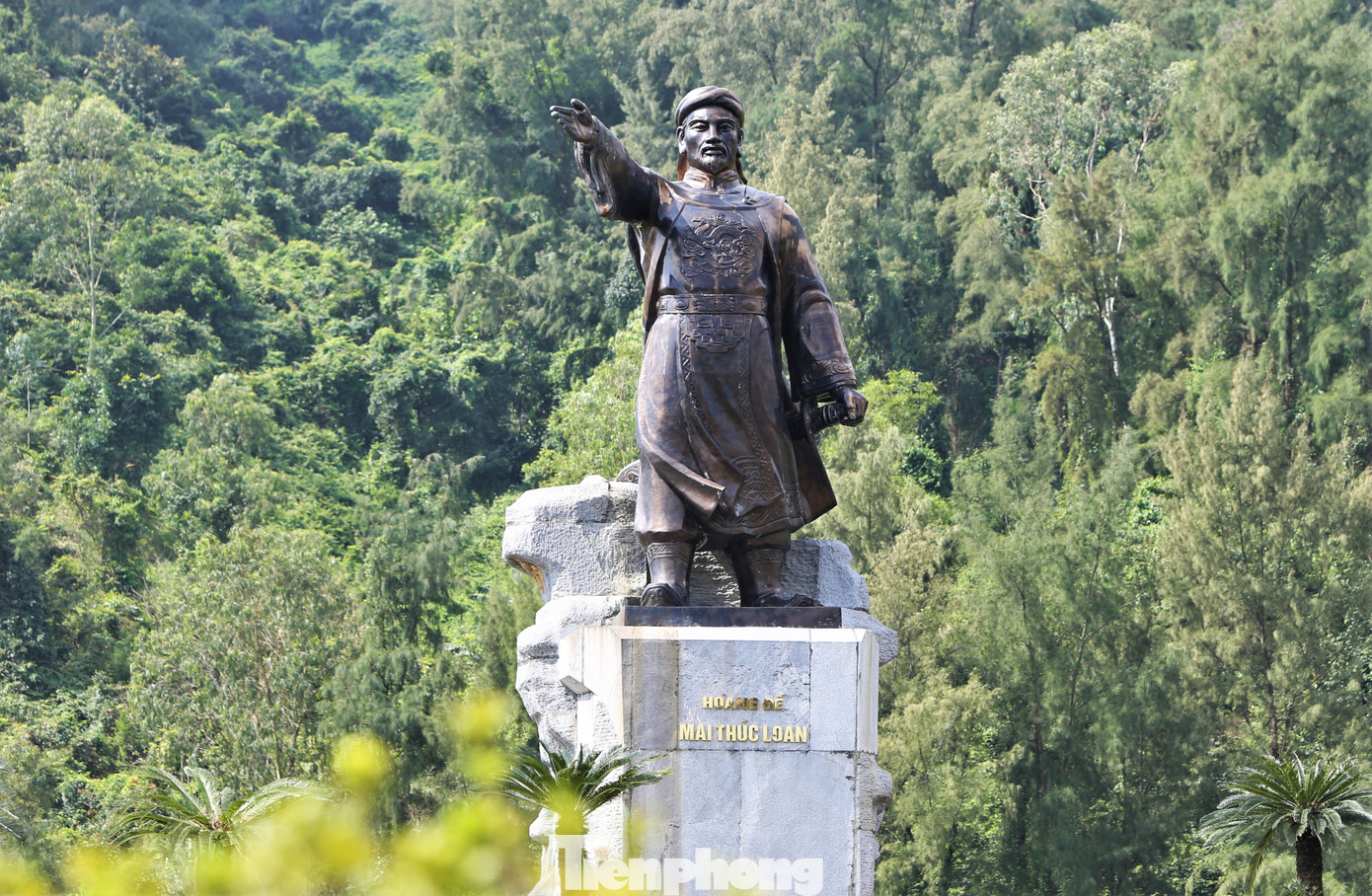 Vua Mai Hắc Đế, tên thật là Mai Thúc Loan (670-723), quê gốc ở xã Mai Phụ, huyện Lộc Hà (Hà Tĩnh). Chứng kiến cảnh người dân cực khổ dưới ách thống trị của nhà Đường (Trung Quốc), năm 713, ông đứng ra lãnh đạo tổ chức dựng cờ khởi nghĩa Hoan Châu, giải phóng vùng đất rộng lớn ở Nghệ An. Sau sự kiện này, ông được suy tôn làm hoàng đế. Đến năm 722, quân Đường quay trở lại đàn áp cuộc khởi nghĩa, bị vây hãm Mai Hắc Đế rút vào rừng rồi mất ở đó. Trong ảnh: Tượng vua Mai Hắc Đế được đúc bằng đồng liền khối, cao 10,8m. Tượng được đặt tại quảng trường giáp ranh giữa xã Thịnh Lộc và thị trấn Lộc Hà, huyện Lộc Hà.