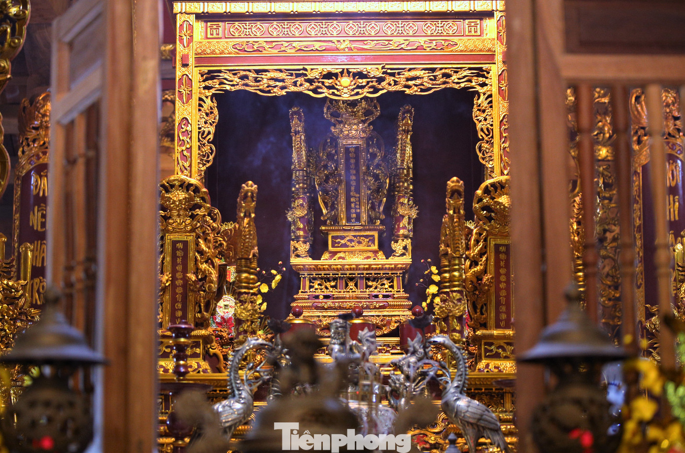 “Hàng năm, các ngày 12, 13, 14 tháng Giêng Âm lịch, chính quyền và người dân xã Mai Phụ tổ chức lễ dâng hương tưởng nhớ công đức của vua. Để chuẩn bị cho buổi lễ này, người dân địa phương sẽ cùng gói, nấu hàng nghìn chiếc bánh chưng, sau đó mang đến đền thờ cung tiến”, ông Hòa nói. Trong hình là các bài vị đặt tại ngôi đền được sơn son thếp vàng cùng những dãy câu đối độc đáo.