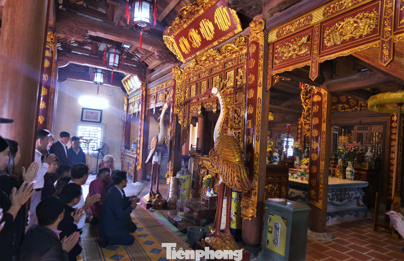 Ông Nguyễn Văn Hòa (70 tuổi, cố từ đền vua Mai Hắc Đế) cho biết những ngày đầu năm, rằm hoặc ngày lễ thường có rất đông người đến dâng hương, cầu bình an, may mắn tại đền vua.