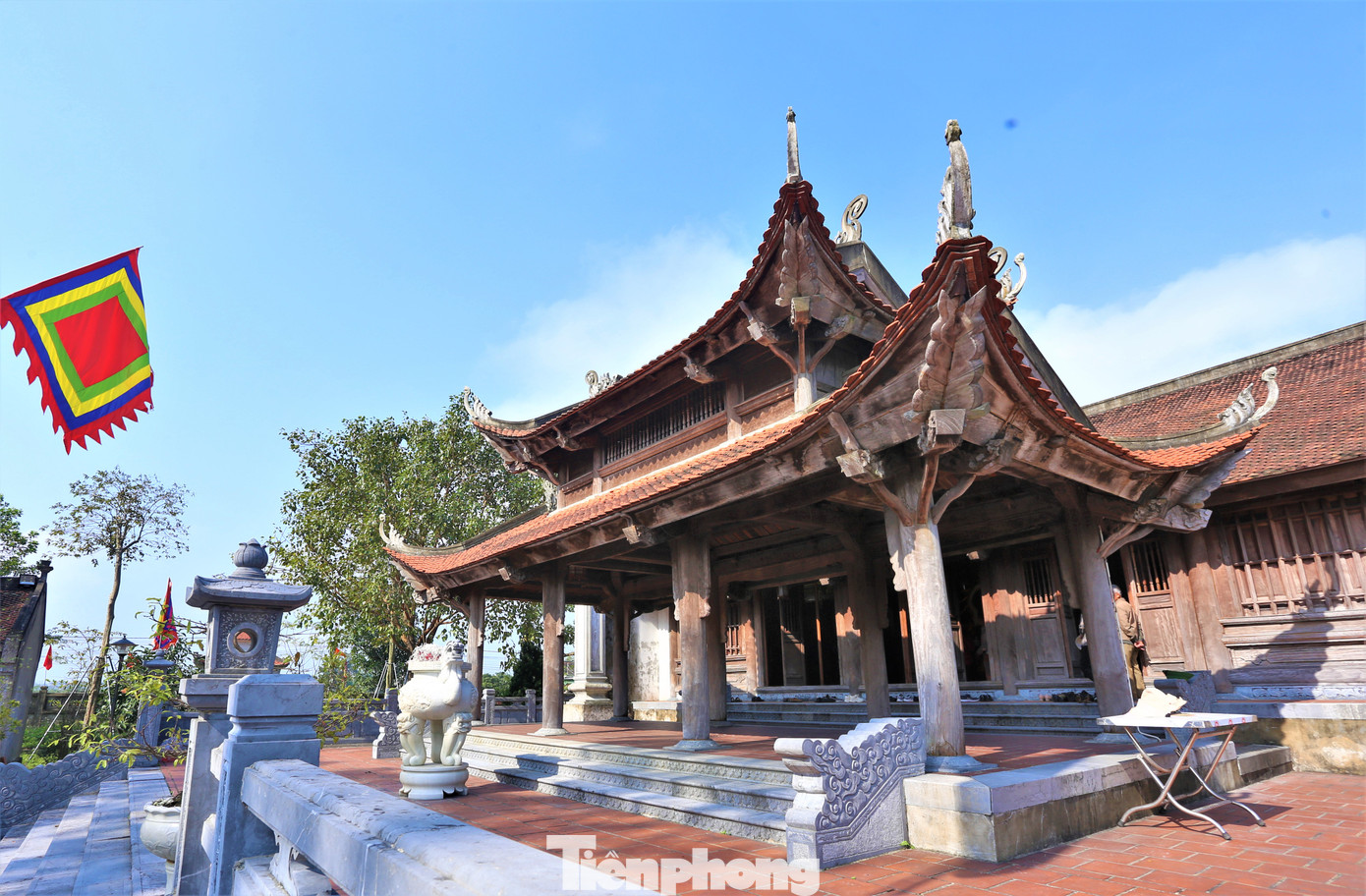 Ngoài ra, đền còn có các hạng mục phụ trợ như lầu hóa vàng, nhà thủ từ, cổng phụ, nhà truyền thống...